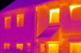 Thermografieaufnahme einer Gebäudefassade
